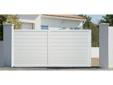 Portail Auréal coulissant en PVC avec cadre alu intégré