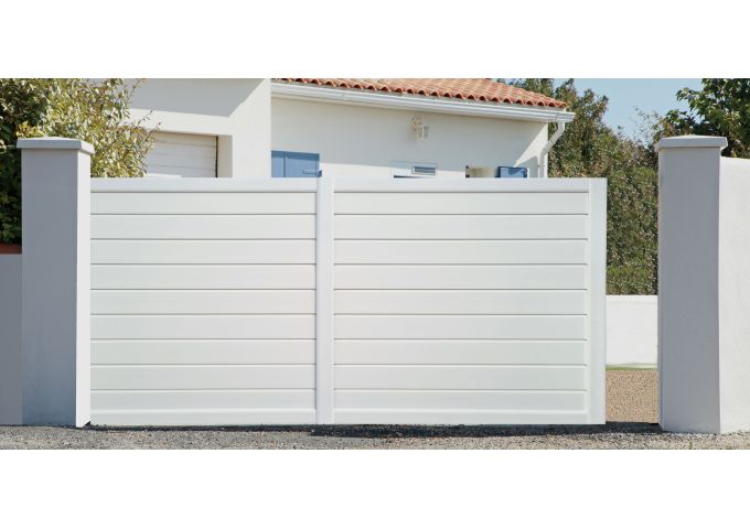 Portail Auréal coulissant en PVC avec cadre alu intégré Portail Auréal coulissant en PVC avec cadre alu intégré