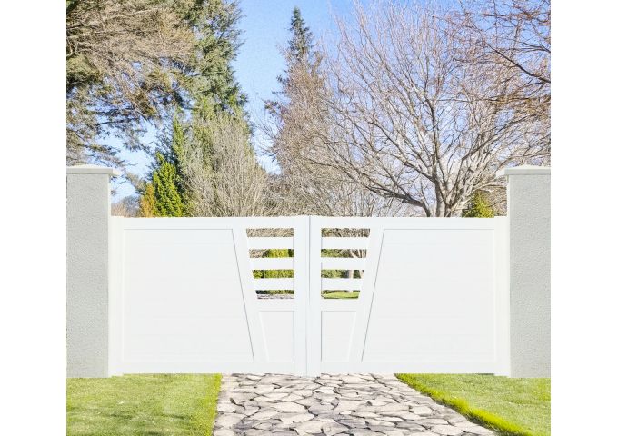Portail coulissant Nizas en PVC avec cadre en aluminium Portail coulissant Nizas en PVC avec cadre en aluminium