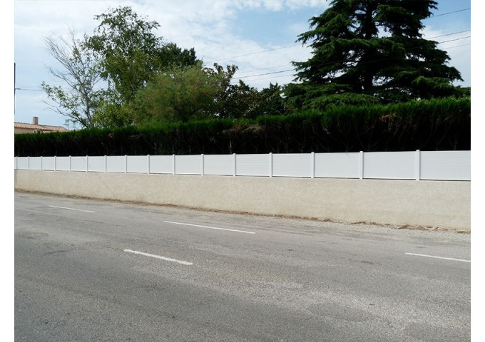 Grande longueur de clôture en PVC blanc modèle Lanister
